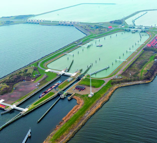 De technische opgave In het ontwerp is gekozen voor het bouwen van een volledig nieuwe sluis van 25 meter breed.