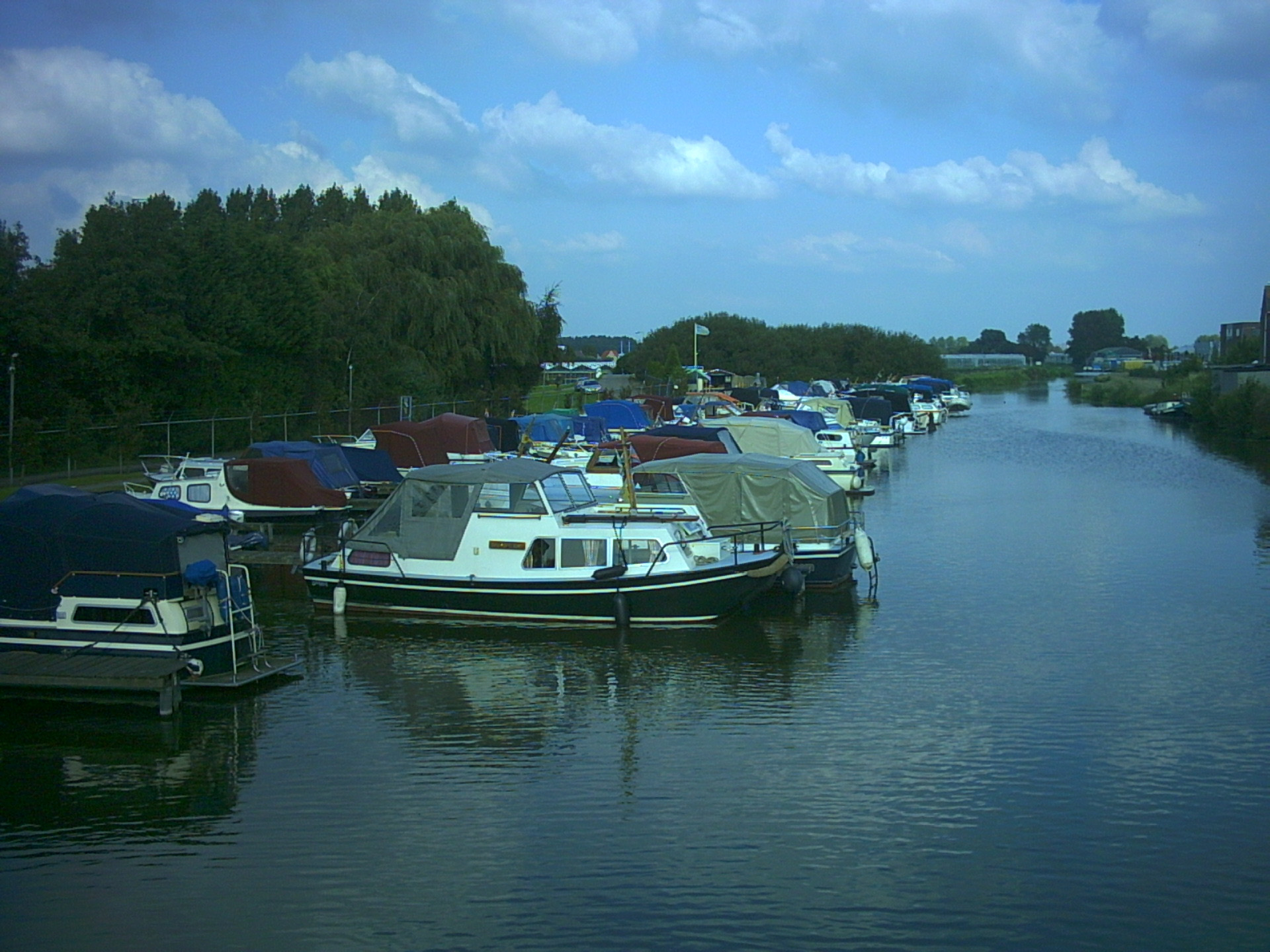 De Lee herkenbare randen van de buurten jachthaven brede groen-blauwe strook over