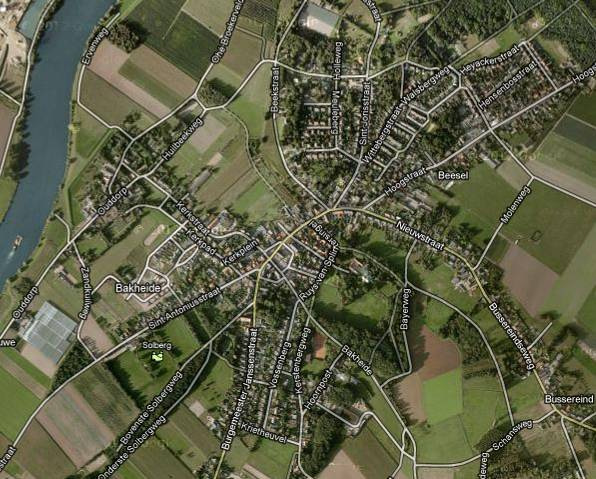 Luchtfoto Beesel (Google Maps 2013) De kern van Beesel bestaat uit de historische linten Markt, Monseigneur Theelenstraat, Hoogstraat en Nieuwstraat met nog veel voorkomende oudere bebouwing.