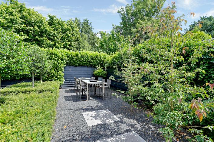 Tuin: De tuin is rondom gelegen en volledig omheind middels een hekwerk en houten schuttingen.