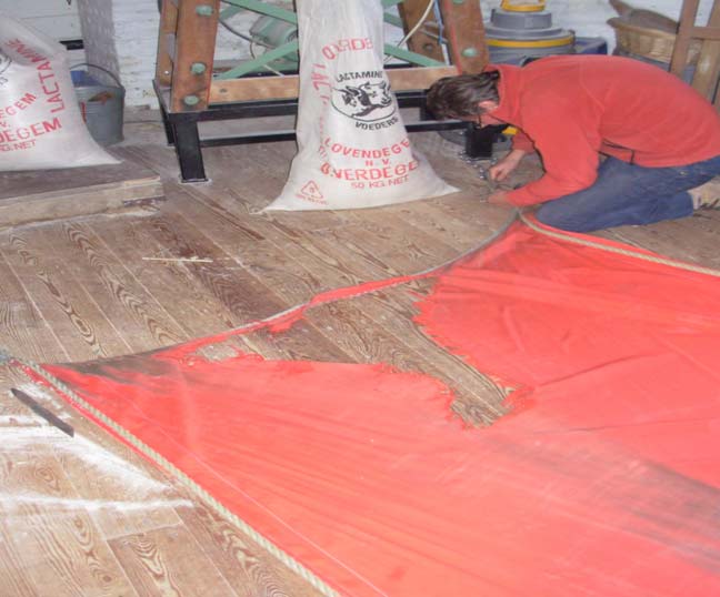 MOLENNIEUWS Werkzaamheden in en rond de molen (Deel XIV) (Luc Verachtert) *Op 31 augustus en op 7 september 2008 voerden Luk Kegeleers en Luc Verachtert enkele herstellingen uit aan de houten molen