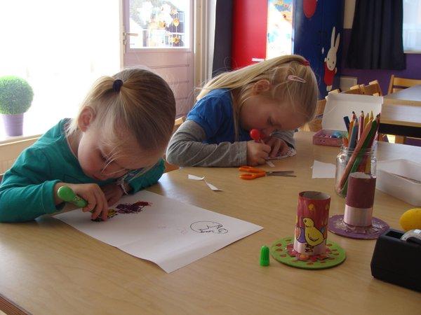 Ook werd er volop geschminkt door Bregtje en Nynke. Discomiddag Op dinsdag 12 februari hadden we een discomiddag.