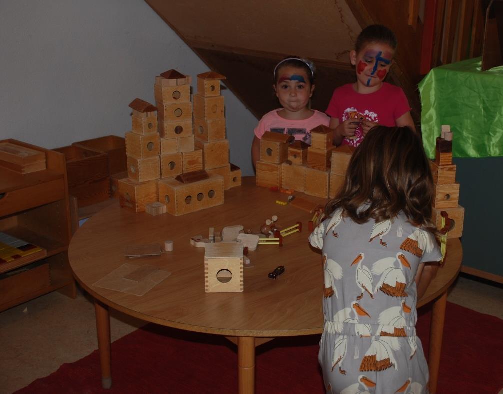 In de hal: Kinderen bouwen bijvoorbeeld met kleine blokjes, maken een schaduwspel bij de diaprojector, wegen en