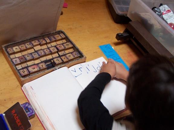 Naar huis of naar de buitenschoolse opvang Iedere dag sluiten we de dag af in de kring. We proberen elke dag iets in ons dagboek te maken en schrijven.