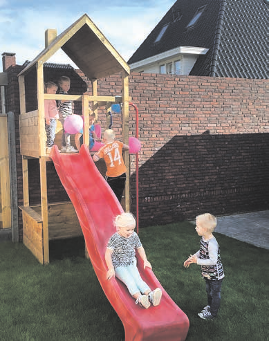 10 SPEEL- TOESTELLEN Kinderspeelhuis Snoepie Exclusief glijbaan 235 cm. Inclusief grondankers. Staanders 9x9 cm. Plateauhoogte 135 cm. (hxbxd) 279x150x159 cm.