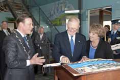 Het bezoek is vastgelegd! Tot slot van het bezoek werd Prinses Margriet en mr. Pieter van Vollenhoven gevraagd om een reactie te schrijven in het gastenboek.