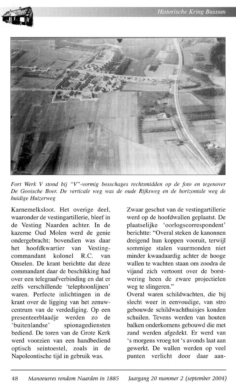 Fort Werk V stond bij "Vw-vormig bosschages rechtsmidden op de foto en tegenover De Gooische Boer. De verticale weg was de oude Rijksweg en de horizontale weg de huidige Huizerweg Karnemelksloot.