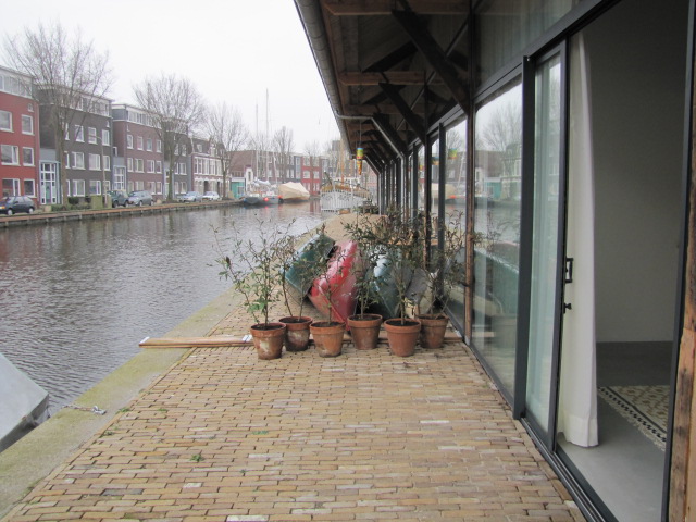 BIJZONDERHEDEN: Wat een heerlijke ruimte op een prachtige plek! Deze geheel gerenoveerde woning ligt in het culturele centrum van Gouda, met de Kleischuur en Cultuurhuis Garenspinnerij op loopafstand!