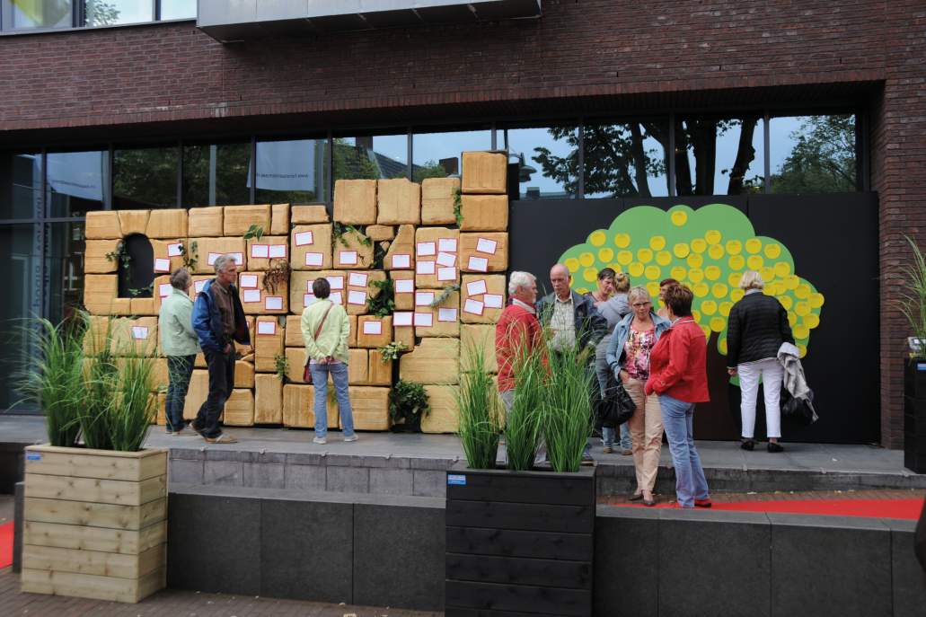 Op de dag zelf waren er 24 raads- en 7 commissieleden die voor- en binnen het gemeentehuis actief met de inwoners in gesprek zijn gegaan. Conform programma begonnen de activiteiten om 11.