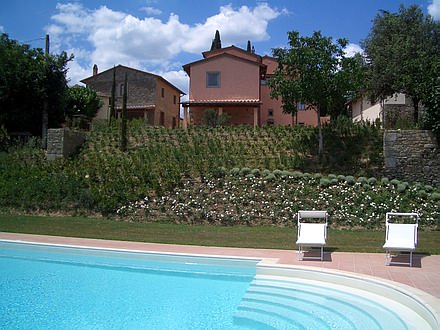 VILLA MONTANARO AANRADER! Huis, verdeeld in 3 appartementen Aantal personen 14 + 2 Zwembad Arezzo 18 km. Beschrijving: Arezzo, een van origine Etruskische stad, ligt op 296 m.