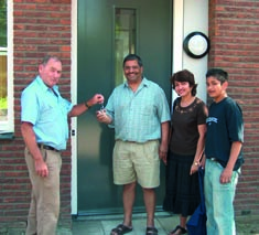 Gewoon wonen met een lichamelijke handicap Wethouder inspecteert eerste Fokuswoningen Wethouder Haan (van o.a. volkshuisvesting) ging voor de grote vakantie op werkbezoek naar het nieuwbouwproject Het Bordes in Nieuwland.