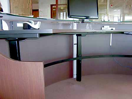 Hillebrand Jobline Bureau Balie tafel onderstellen S p e c i a l s Hoekmodellen voor alle bladformaten tussen 1800x1600mm.en 2400x2400mm.