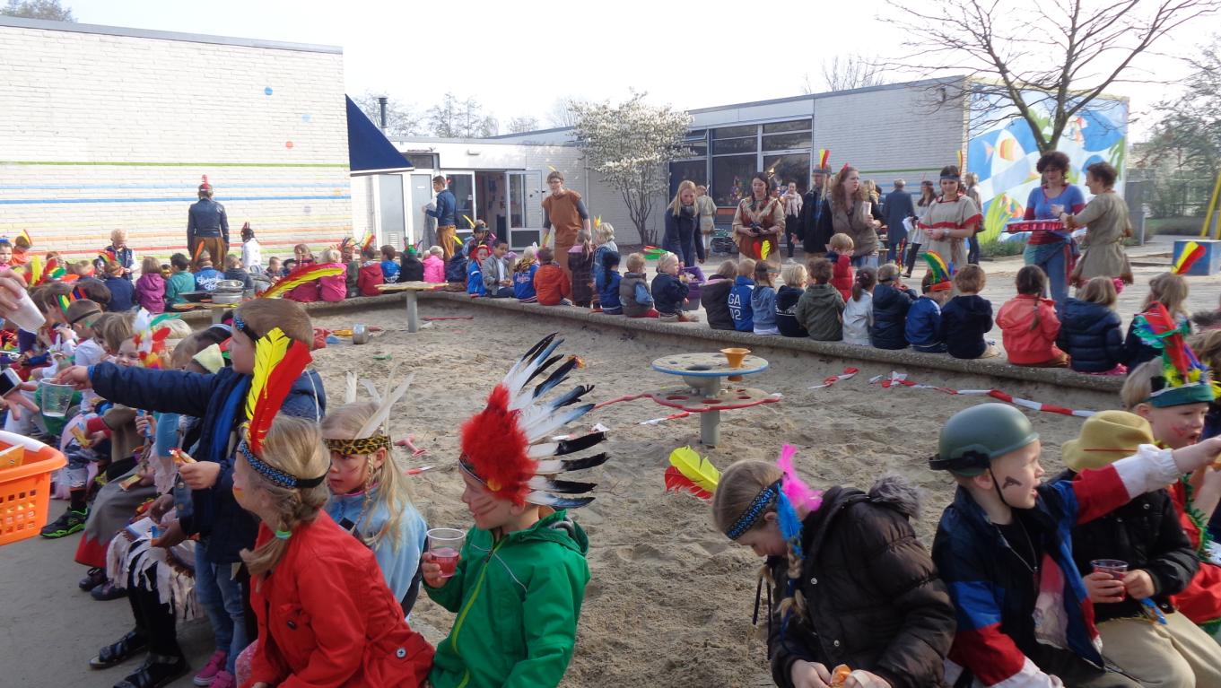 Verkeersexamen in groep 7 Met trots kan ik u melden dat alle 27 kinderen in groep 7 het theoretische deel van het verkeersexamen ruim voldoende hebben gemaakt.