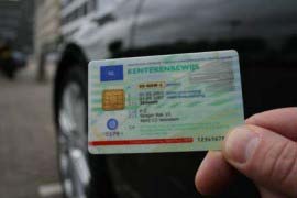 Motornieuws Kentekencard vervangt papieren kentekenbewijs Na het rijbewijs op creditcardformaat krijgt Nederland ook een kentekencard.