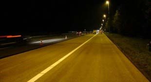 Proef met reflecterend asfalt bij Hengelo Bouwbedrijf Dura Vermeer en Rijkswaterstaat doen een proef met reflecterend asfalt op de A35 bij Hengelo.