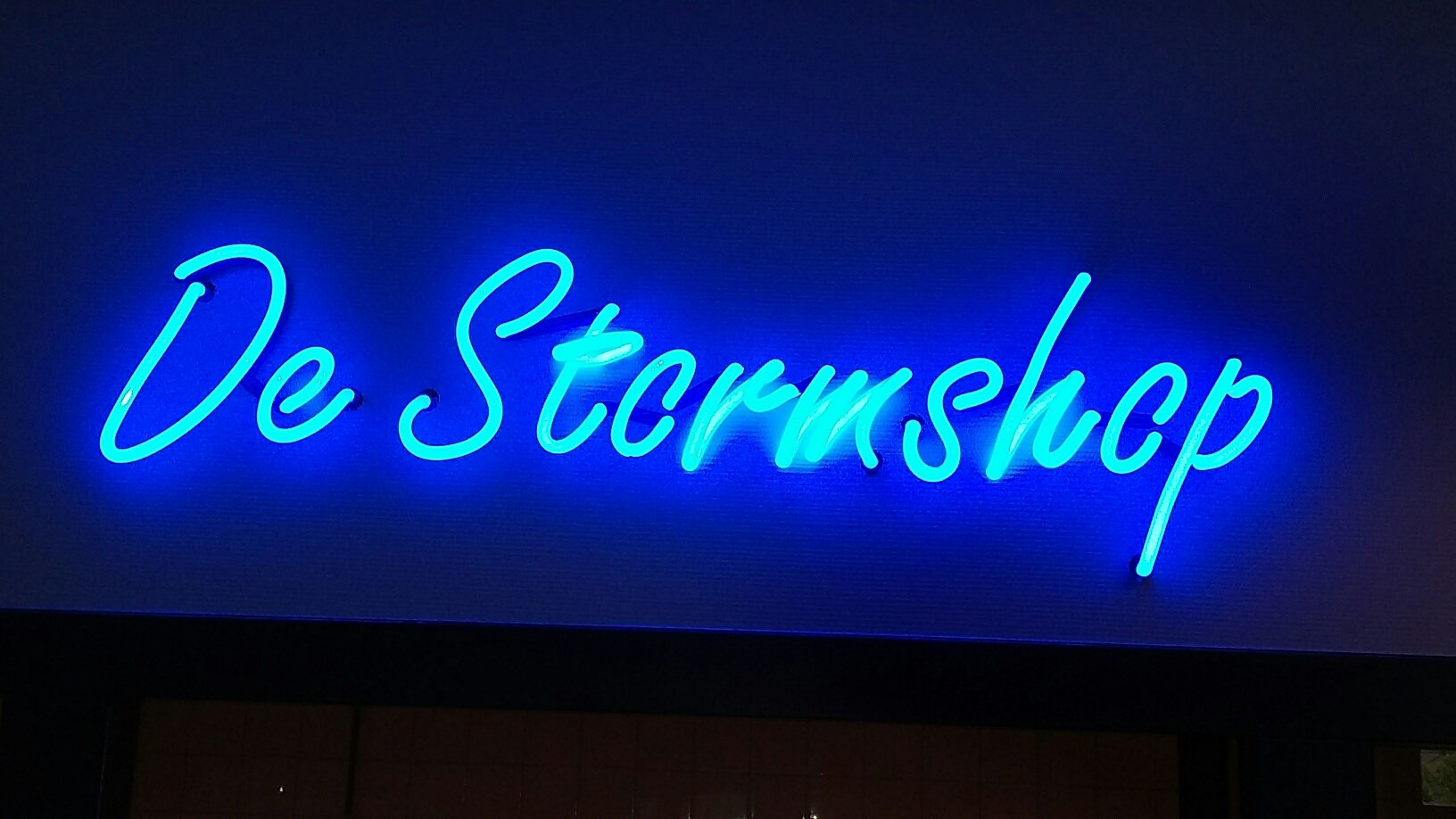 De Stormshop Tijdens de kerstmarkt van vorig schooljaar is de Stormshop geopend; een winkeltje dat is gerealiseerd naast de conciërge-ruimte in school.