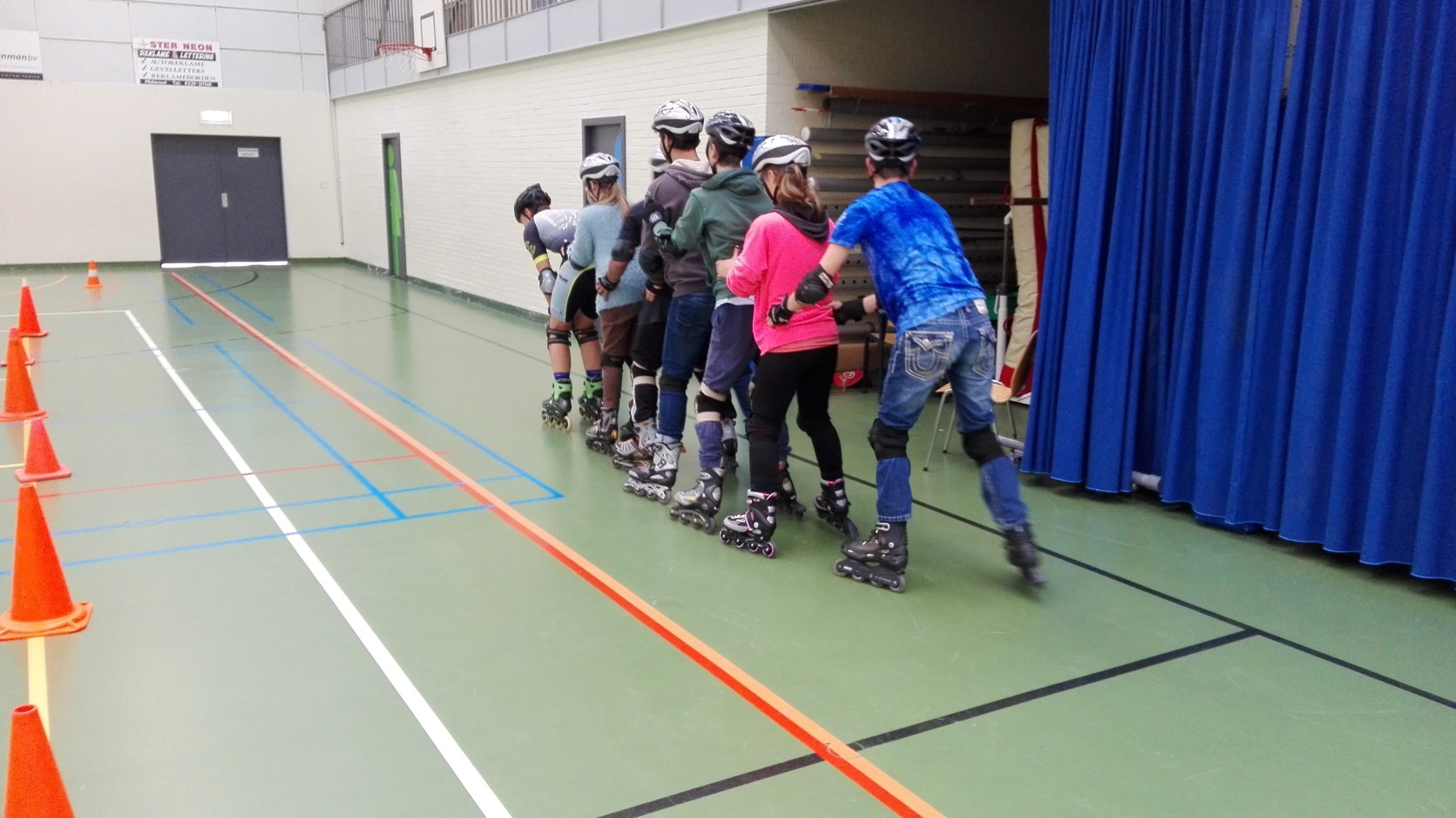 Vrijetijdsbesteding: inline skeeleren Mike oefent pootje over met trainster Karin Een valoefening