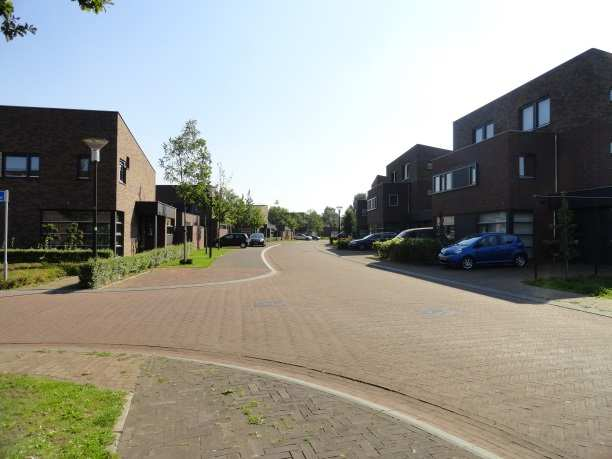 Het gebruik van een deel van de woning en/of de bijgebouwen ten behoeve van de uitoefening van een aan huis verbonden beroeps- of bedrijfsactiviteit is toegestaan, mits wordt voldaan aan de