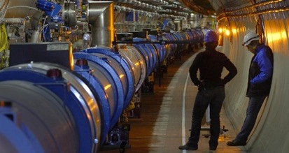 De Large Hadron Collider ATLAS CMS 27 km omtrek, 2 protonbundels met E = 4 TeV (v/c