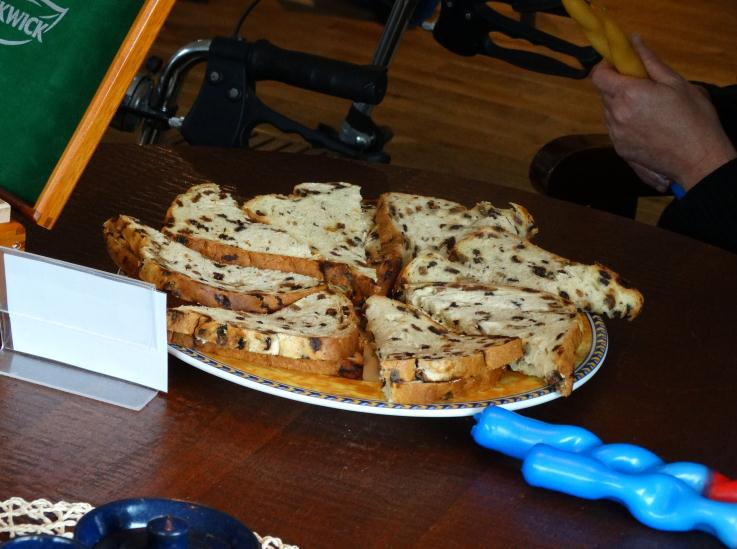 Nadat de kaarsen allemaal klaar zijn krijgen we een kopje koffie met een heerlijke plak Krentewegge. (een soort krentebrood).