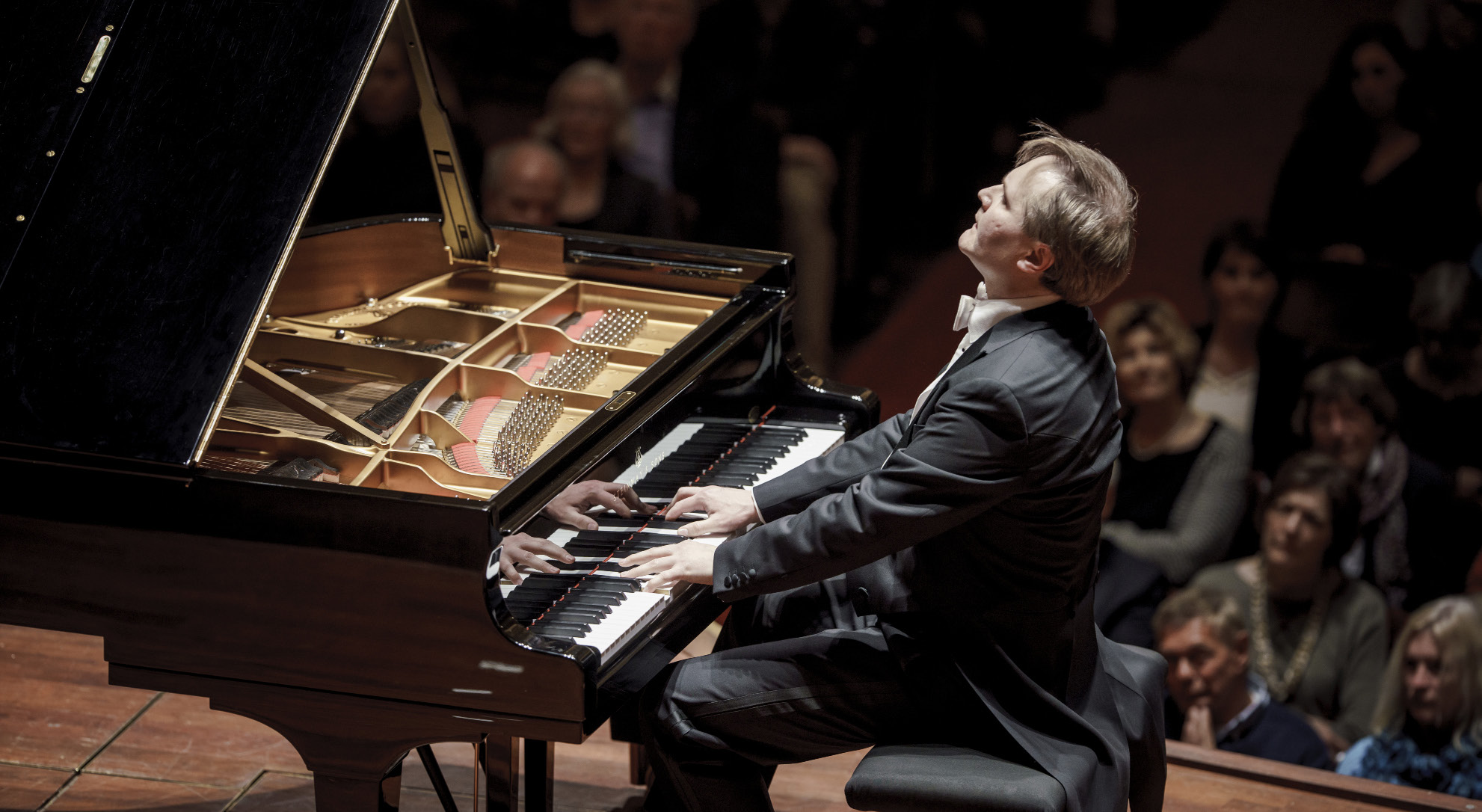 Misha Fomin Sinds zijn spectaculaire debuut-recital in Het Concertgebouw, Amsterdam (2002) is de pianist Misha Fomin niet meer weg te denken uit het Nederlandse muziekleven.
