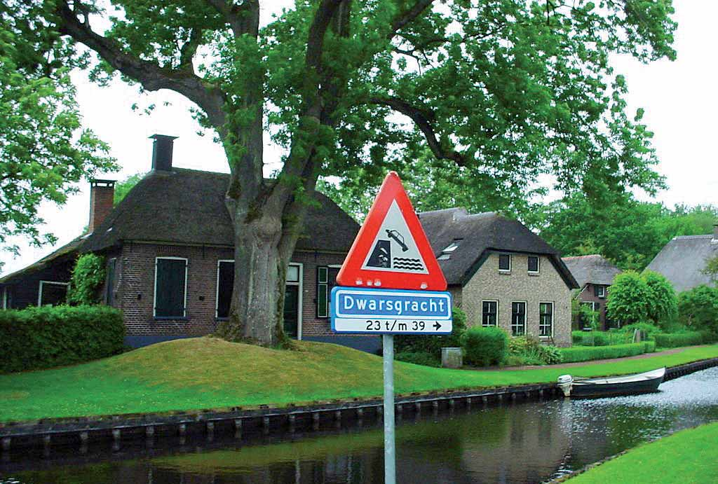 Dwarsgracht De waterstreekdorpen Dwarsgracht en Jonen, ten westen van Giethoorn, zijn aangewezen als beschermd dorpsgezicht.