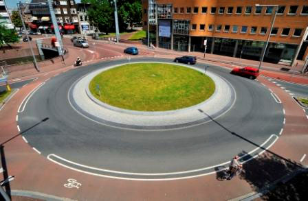 wegen getracht de rijbaan te versmallen en fietsers meer ruimte te geven op hun eigen fietsstroken.