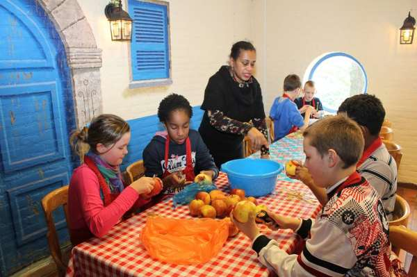 Jaarverslag 2015 8 4 Activiteitenkalender en het Meedoenprogramma Rond de maaltijd maken wij in onze Resto s tijd voor het Meedoenprogramma.