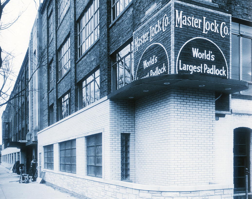 MASTER LOCK : FAST 100 JAHRE SICHERHEITSKOMPETENZ Master Lock wurde 1921 gegründet und ist der weltweit größte Hersteller von Vorhängeschlössern und führender Hersteller von Verriegelungslösungen.