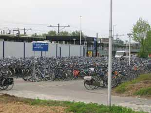 Fietsbalans -2 Gouda Fietsparkeeronderzoek 15-10% van de fietsparkeervoorzieningen heeft een aanbindmogelijkheid - er staan fietsen buiten de rekken, dichter bij de ingang Totaal 1 Sommige