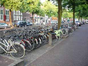 Fietsbalans -2 Gouda Fietsparkeeronderzoek 33 Totaal 3 Enkele klemmen kapot, kans op beschadiging voorwiel. 4.6.