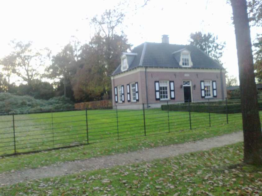 Verplaatsing van deze woning naar de plek op de voorgrond is zeer wenselijk.