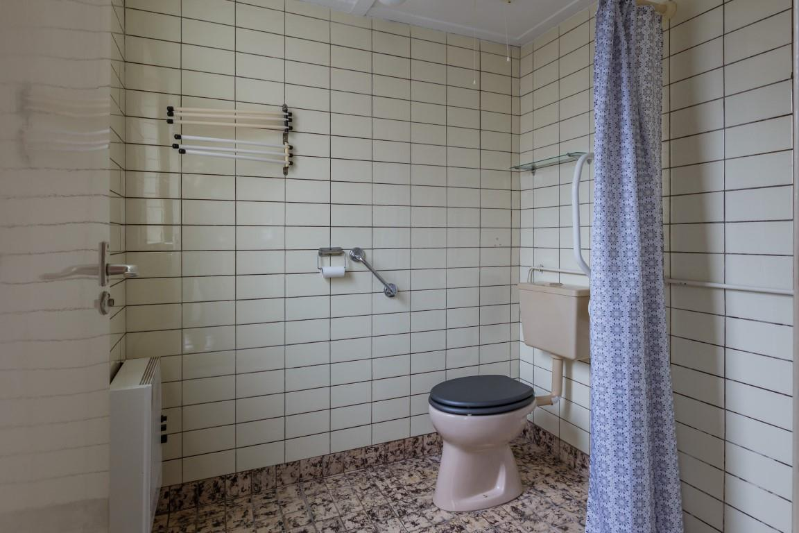 De badkamer: De badkamer is netjes en neutraal betegeld en beschikt over een douche en een toilet.