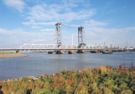 afgewikkeld via de bestaande aansluiting Aveling. Het bouwen boven leidingen houdt een zeker risico in. Bij variant IIc zal daarom de grootste zorgvuldigheid worden betracht.