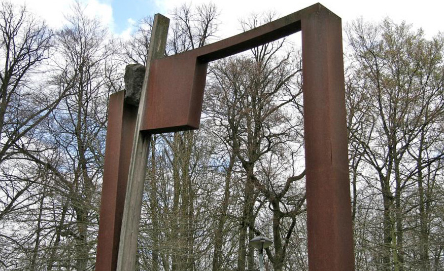 Beeldig Hof ter Saksen Openluchttentoonstelling Paul Gees, de kunstenaar van o.a. Poort, het monumentale werk op het plein achter CC Ter Vesten, is de curator van de 14de editie van Beeldig Hof ter Saksen.