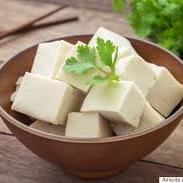 Recept van de maand Quiche met Tofu Tofu is een voedingsmiddel gemaakt met sojamelk. Afhankelijk van het productieproces, is tofu zacht, half-stevig of stevig.