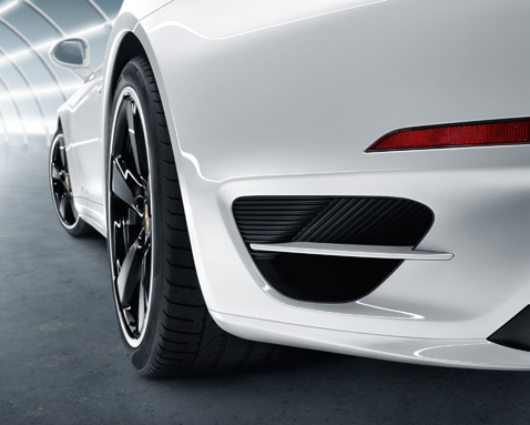 12 Exterieur Exterieur 13 [1] Onderzijde achter gespoten 1 Consequent sportief. Met de in kleur te spuiten onderzijde achter kunt u uw Porsche optimaal afstemmen op uw wensen. Bijzonder individueel.
