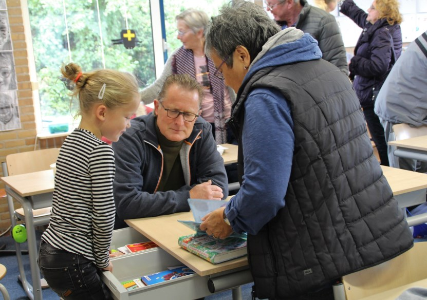 Kinderboekenweek: Voor altijd jong!!! Gezelligheid kent geen tijd. Voor Altijd Jong! De afsluiting van de Kinderboekenweek werd een afsluiting die wij van de Skeakel niet snel zullen vergeten.