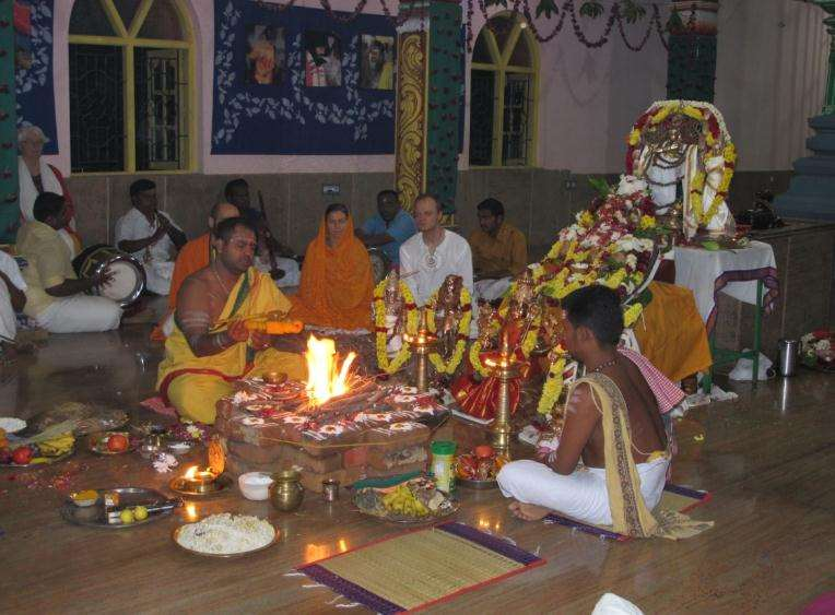 12 Prema Ananda Vahini APRIL 2016 Maha-Mrityunjaya yagam In de vroege ochtend van 8 maart werd door de priesters een Maha-Mrityunjaya yagam uitgevoerd.