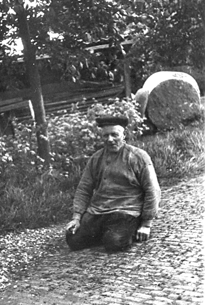 Toen grootvader IJbert dertien jaar oud was, stierf zijn moeder Cornelia Kuit. Twee jaar later stierf ook zijn vader Aart Kroeskamp. Die stierf van verdriet!