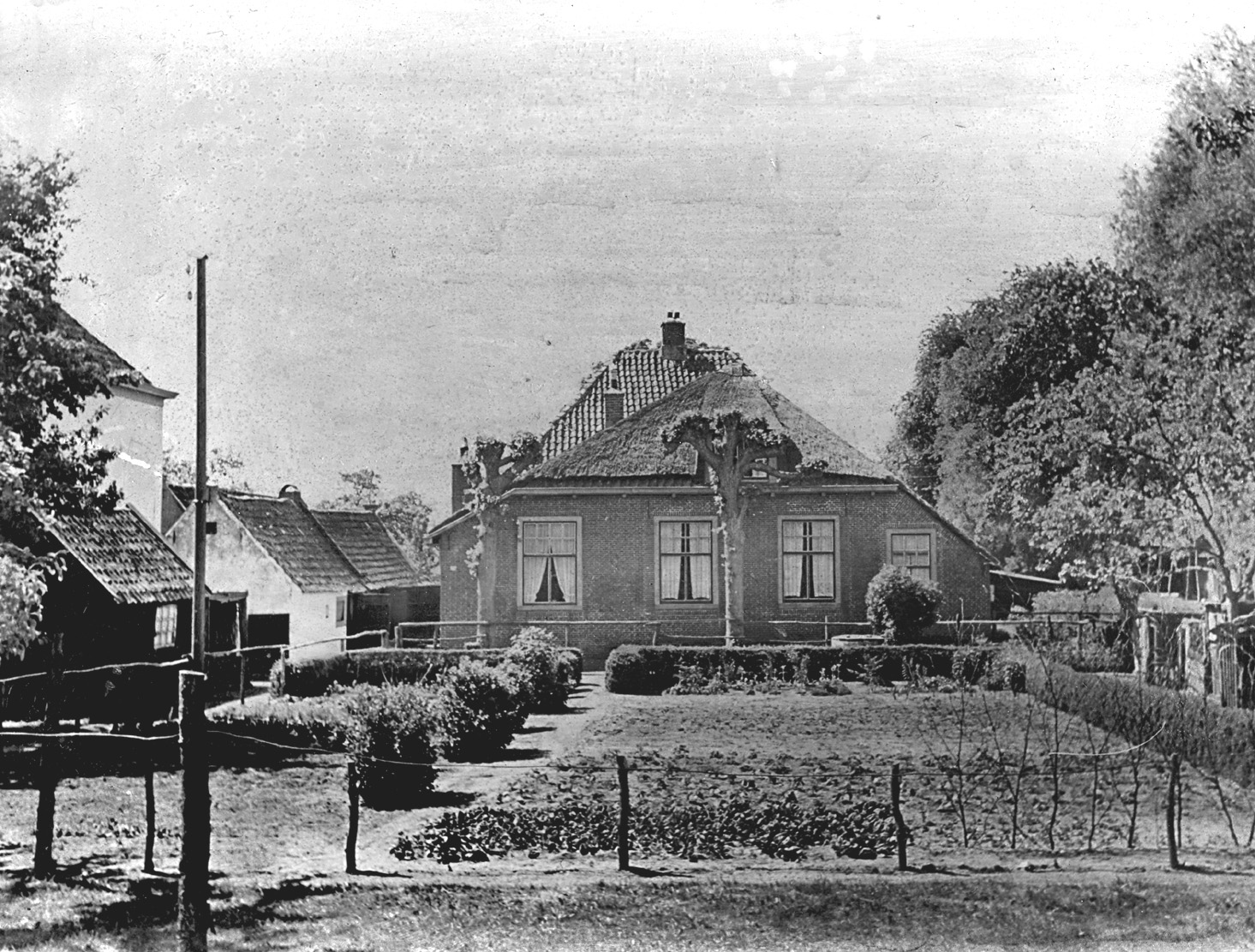 Foto van Wakkerendijk 224, de woning van IJbert Kroeskamp. Dit was de oude school voor Eemnes-Binnen met de hoofdenwoning. Foto ca. 1935. Voor al dat kosterswerk kregen ze vijf gulden in de week.