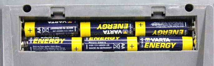 Batterijen plaatsen: Versie A: Het deksel van de batterijcontainer afnemen en de plakstrips voorzichtig verwijderen. De leiding niet beschadigen.