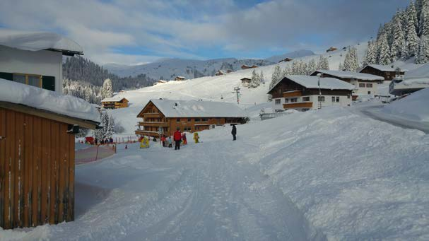 Skiweek Damüls 2017. Ondanks de slechte weersvoorspelling rijden we allemaal redelijk gemakkelijk naar ons overnachtingsadres. s Nachts schudt Frau Holle weer aardig wat sneeuw uit haar mandje.