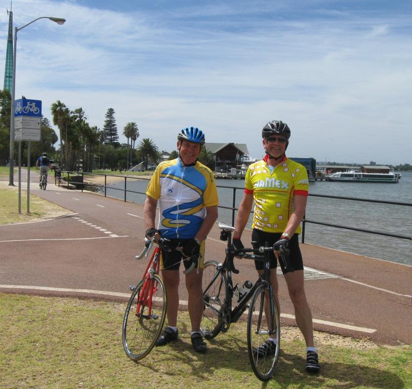 GESPOT... een uitgevlogen Merel Onze Richard Morssink, met zijn zwager die in Perth woont. De foto is genomen aan de oevers van The Swan River in Perth, West Australië.