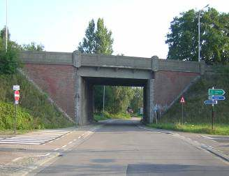 2. Herstel van de beekvallei onder de N70 en de Malpertuuslaan Met behulp van twee trogbruggen voor de N70 en een kleine brug voor de Malpertuuslaan kan de beek en de vallei overspannen worden.