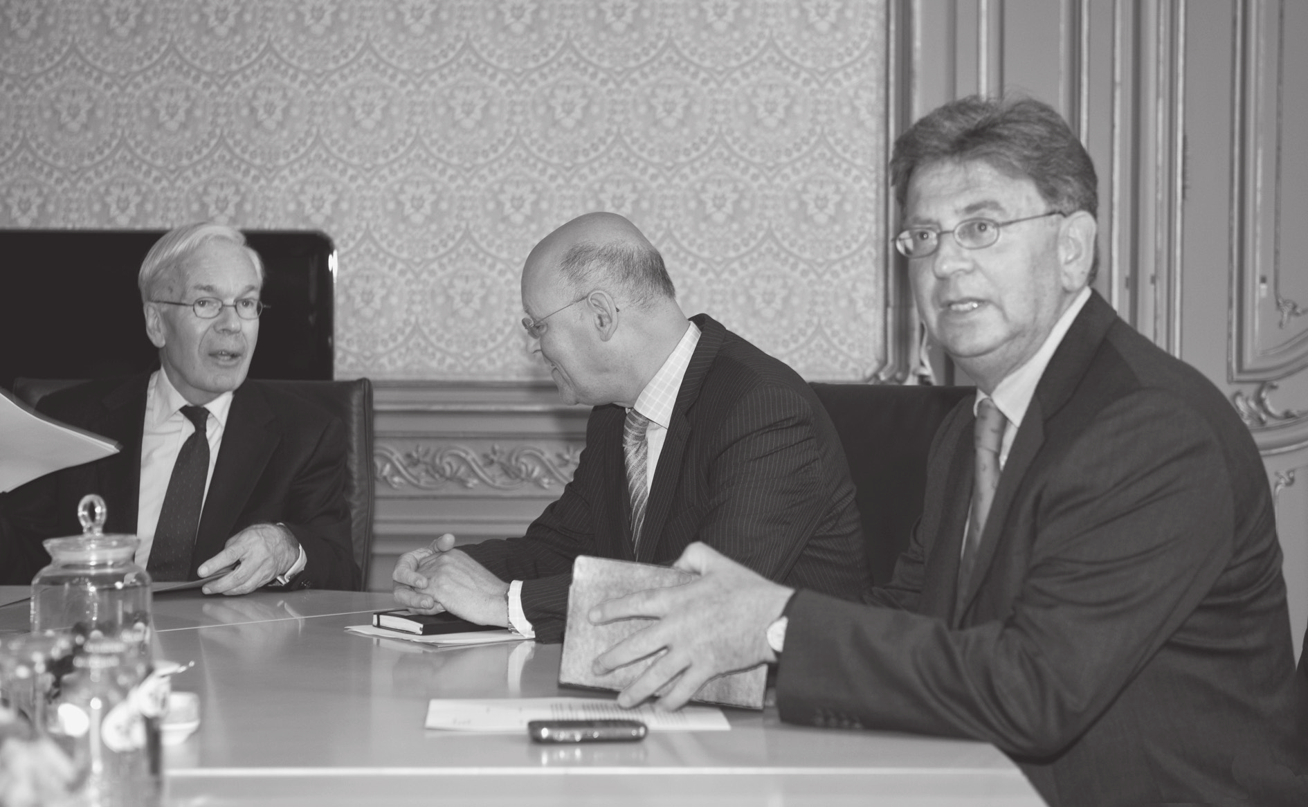de informateur spreekt met zijn voorganger Informateurs Rosenthal en Wallage spreken met hun voorganger, oud-informateur Tjeenk Willink, juli 2010. [rvd/erik Maas] gedaan.