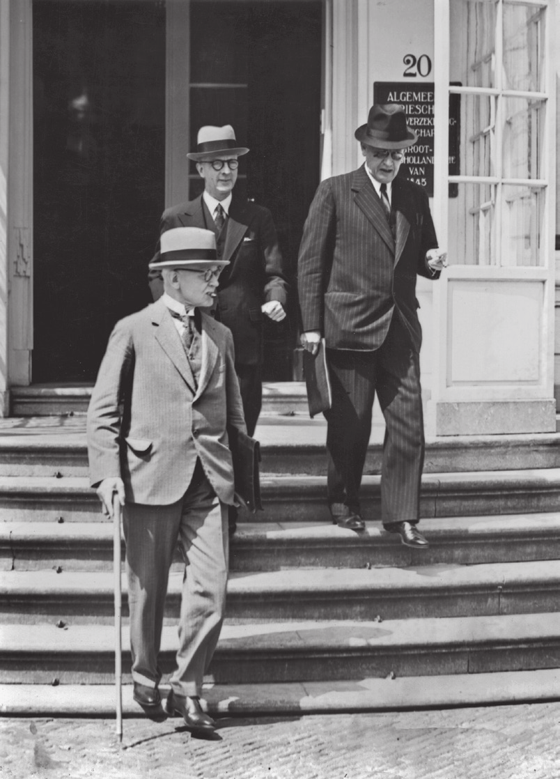 de formateur aan het werk 205 De demissionaire ministers Van Buuren, Welter en Van Dijk verlaten het departement van Algemene Zaken na een bespreking met formateur Colijn, juli 1939.