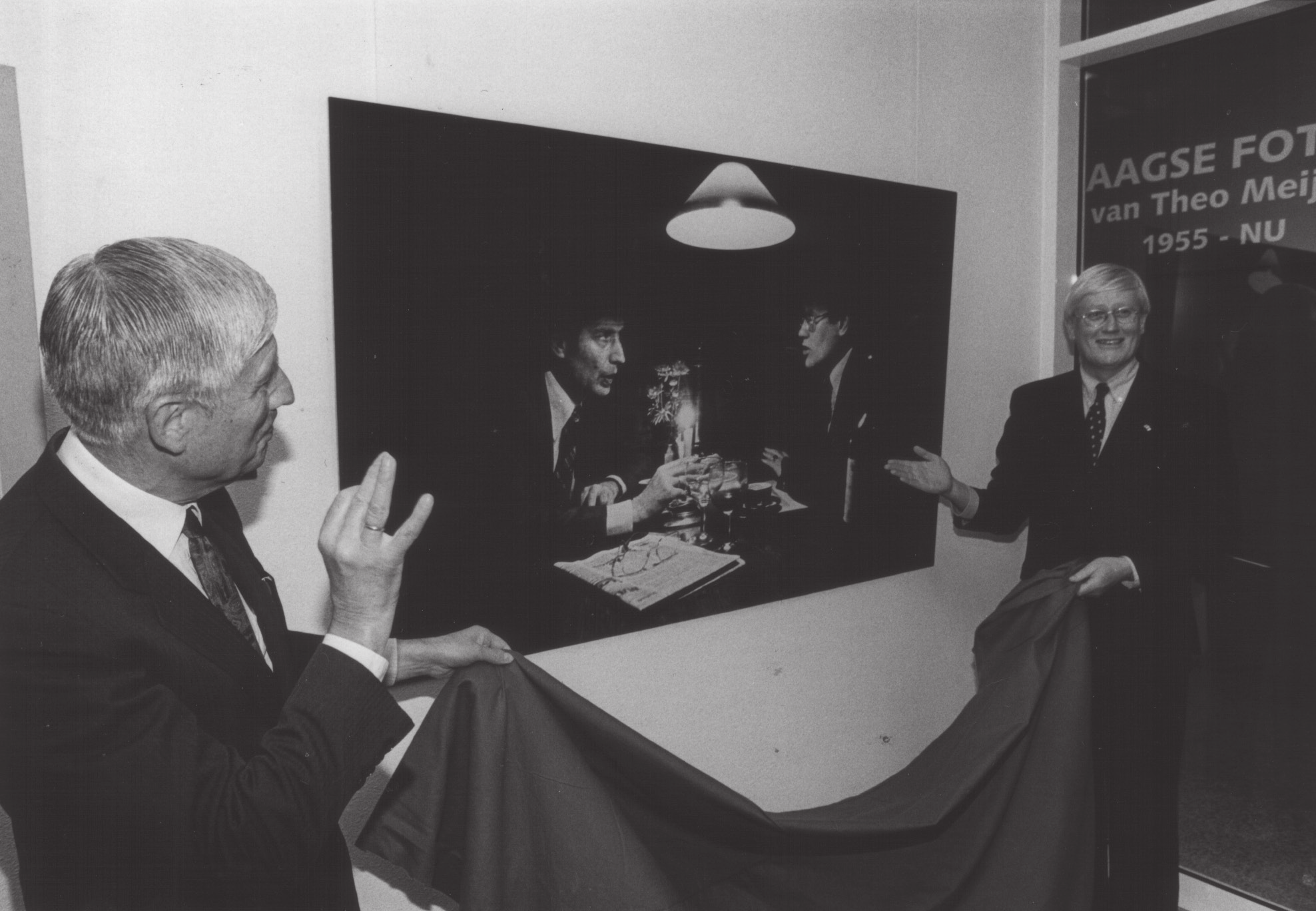 de formateur en de media 213 Onthulling van de fameuze foto van de ontmoeting van Van Agt en Wiegel in Le Bistroquet uit de formatie van 1977.