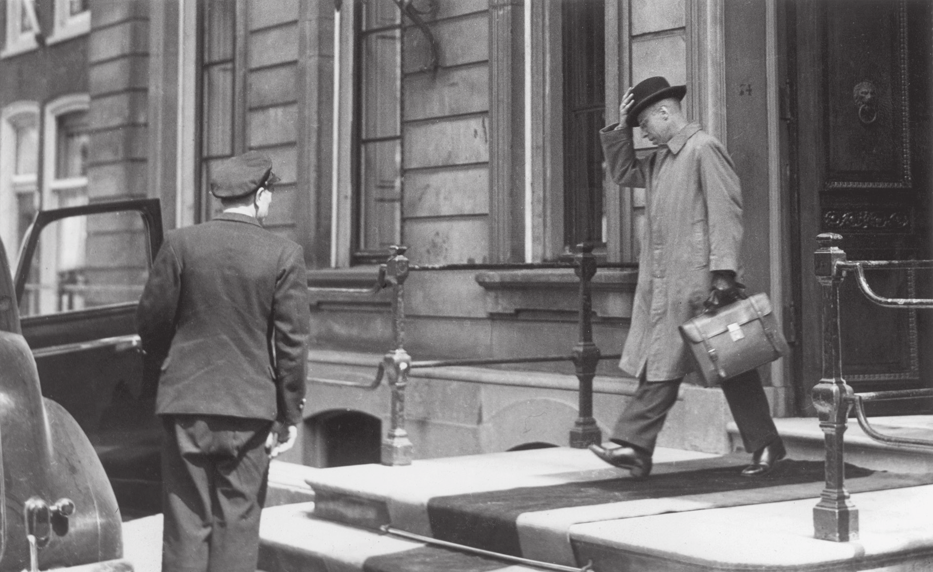 244 stap 44 Formateur Beel verlaat paleis het Lange Voorhout na het uitbrengen van zijn eindverslag, juni 1946.