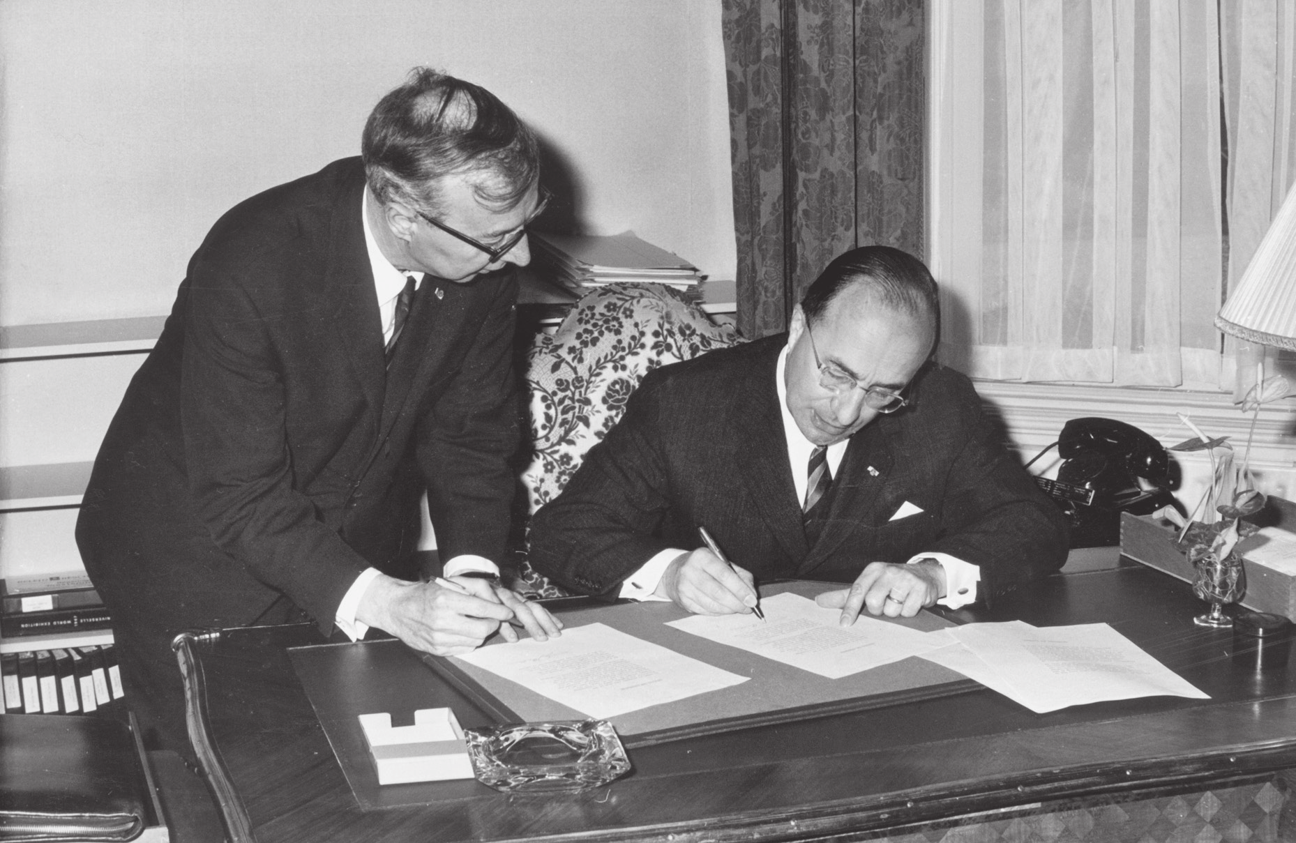 260 stap 48 Oud-premier Cals tekent de overdracht van het ministerie van Algemene Zaken aan zijn opvolger Zijlstra, november 1966. [Spaarnestad] rijnen, met een korte plechtigheid alwaar v.
